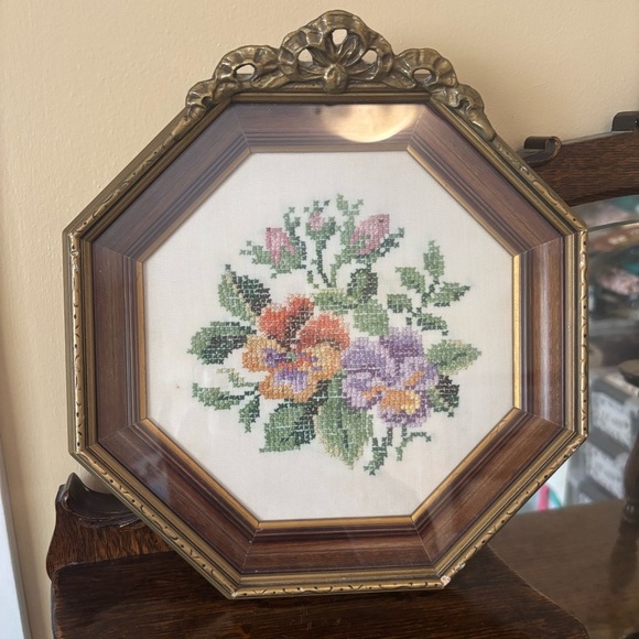 Vintage| 1960’s Heirloom Floral Cross-Stitch of Pansies Octagon Frame 11” x 11” - Picture 4 of 4